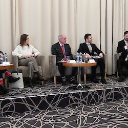 Panelová diskusia na tému integrita, na ktorej sa zúčastnili panelisti Terje Theodor Nervik, Ľubica Karvašová, Jeffrey Schlagenhauf a Pavol Kuljovský. Moderátorom bol Maroš Paulini.